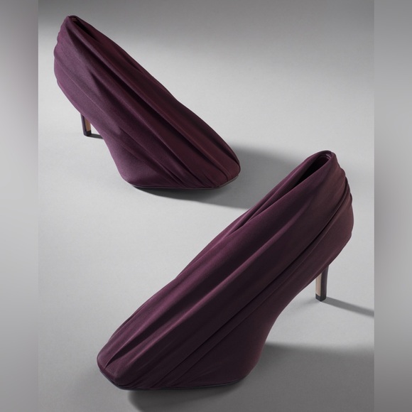 H&M Shoes - H&M STUDIO COLLECTION
DRAPED PUMPS SIZE IN DARK PLUM PURPLE.
SIZE 10 (41)